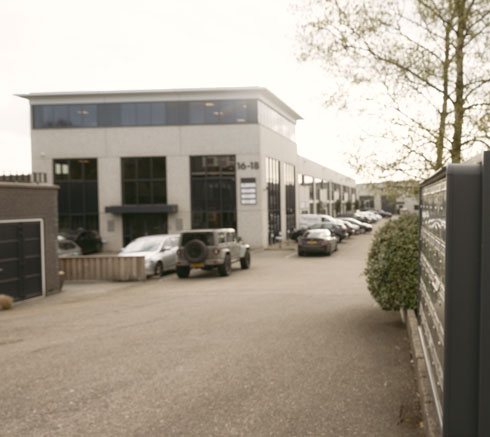 Het kantoorpand met parkeerplaats in Aalsmeer waarin Aemstelhorst is gevestigd